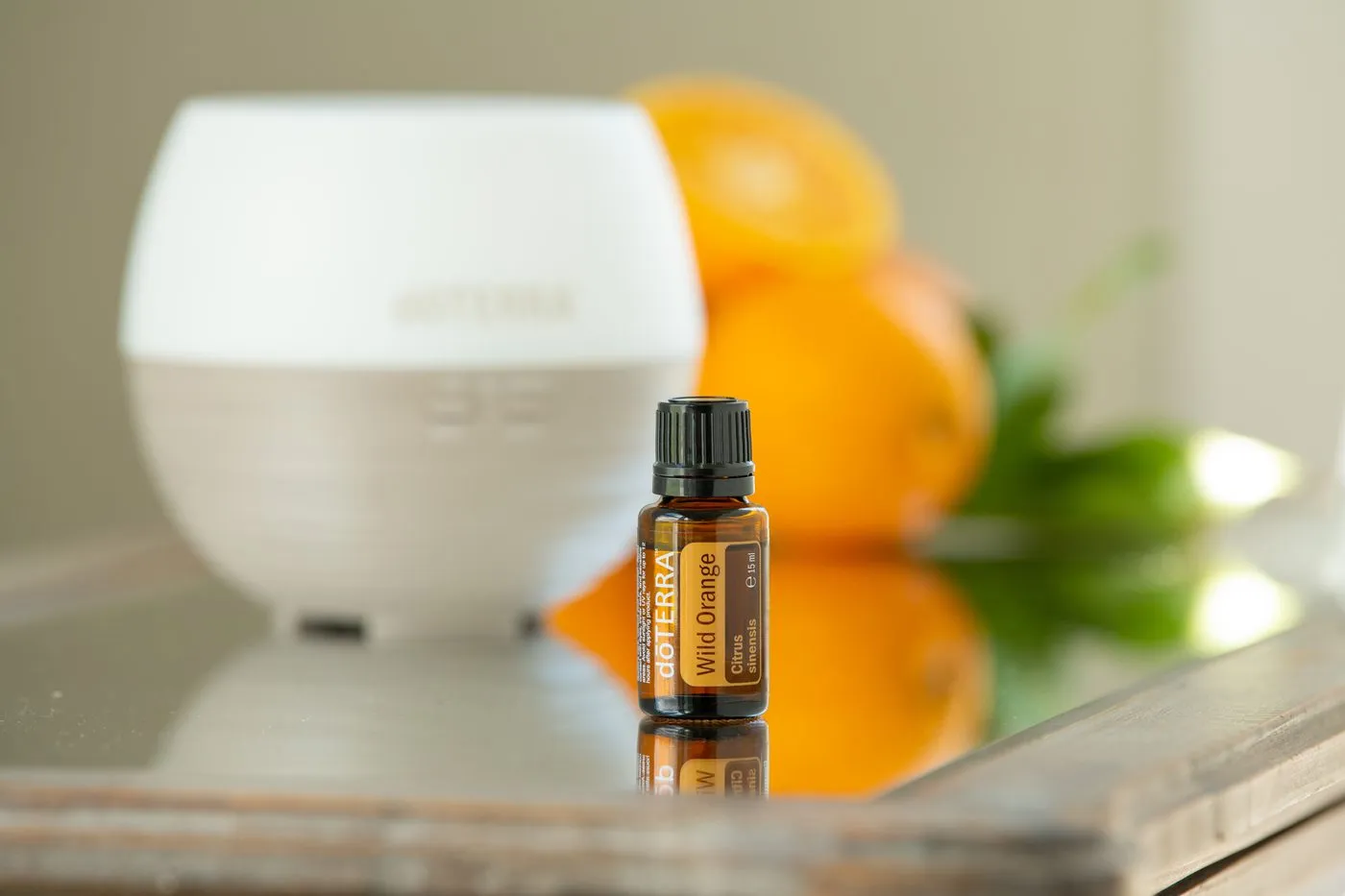 Óleo dōTERRA Wild Orange 15ml entre fatias de laranja